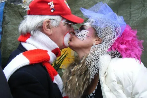 SCHMITTI AUCH KARNEVAL 2010 WIEDER MIT NEUEM MOTTOLIED - EN KÖLLE JEBÜTZ ( IN KÖLLE JEBÜTZT ) Bild: SCHMITTI AUCH KARNEVAL 2010 WIEDER MIT NEUEM MOTTOLIED - EN KÖLLE JEBÜTZ ( IN KÖLLE JEBÜTZT )