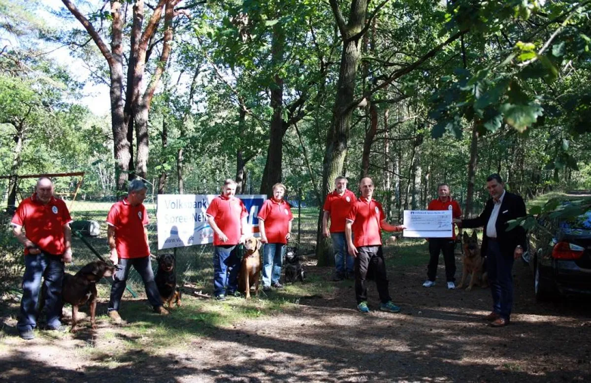 Jens Bossenz (rechts) übergibt an Maik Mosler, 1. Vorsitzender des Hundesportvereins Forst e.V. die