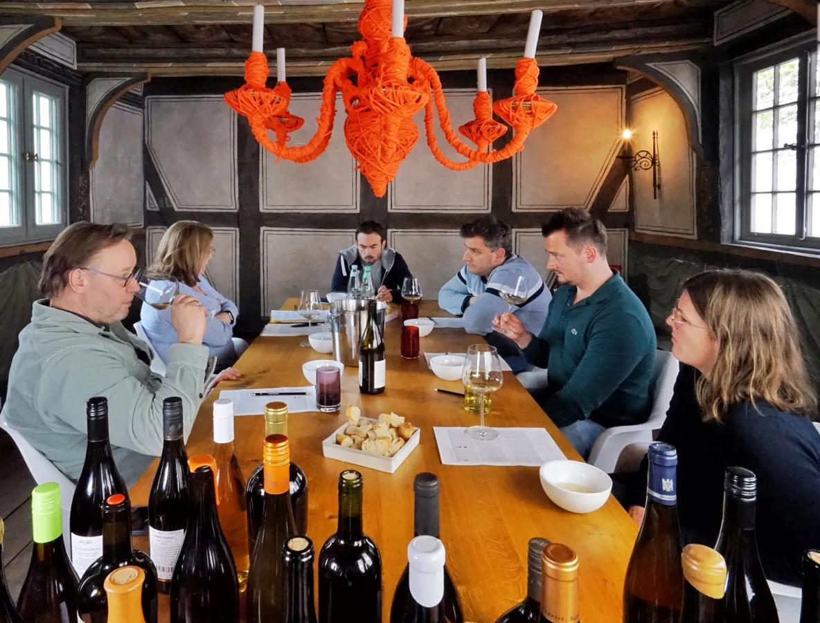 Experten bei der größten Orange Wine Verkostung (© FrontRowSociety.net, Andreas Conrad)