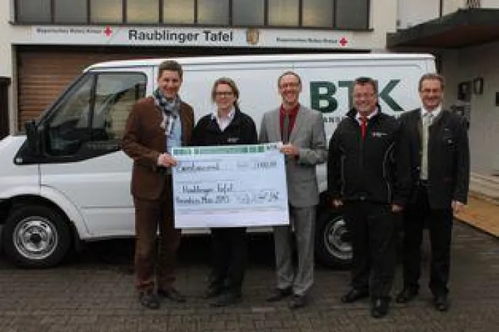 Bild: BTK spendet 2000 Euro: Edelstahltische für die Tafel