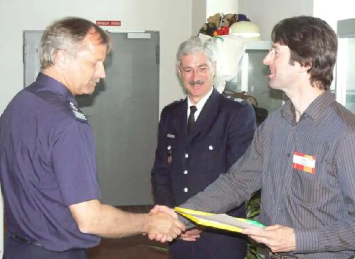 Jörg Friebe (Geschäftsführer von Komm.Aktiv, rechts) verleiht bei der Abschlussveranstaltung die Teilnehmerurkunden.
