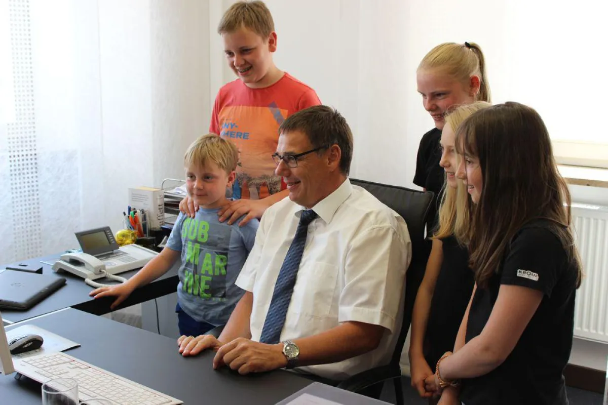 Vorstandsvorsitzender Edmund Wanner beantwortet gerne die Fragen der interessierten Kinder.