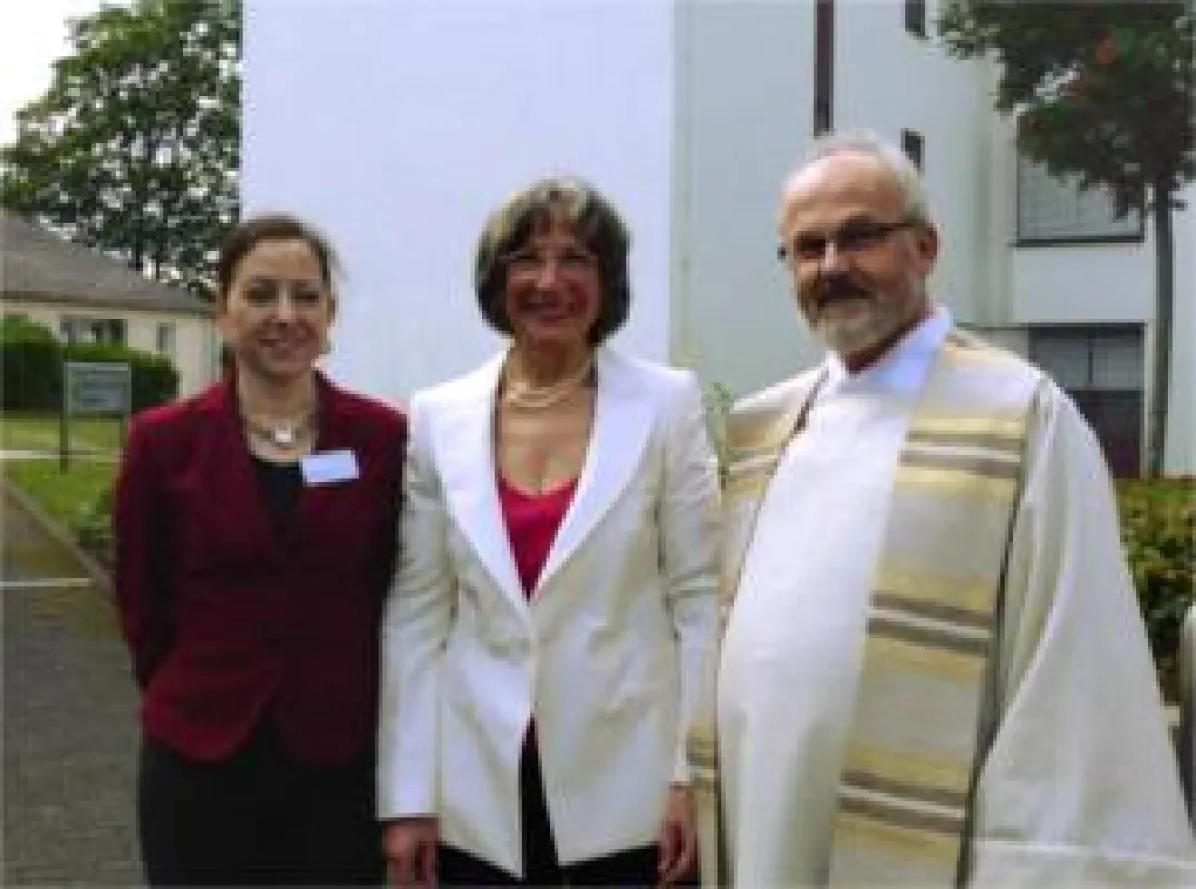 Zu sehen bei der Verabschiedung: Monika Felkl, Monika Beierlein und Pfarrer Michael Hennes.