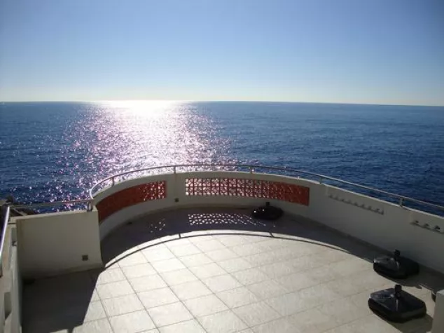 Bild: Von der Terrasse direkt in die Wellen