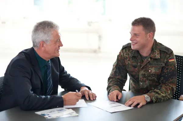 Angebot für Arbeitgeber: Recruiting von Soldaten auf direktem Weg Bild: Angebot für Arbeitgeber: Recruiting von Soldaten auf direktem Weg