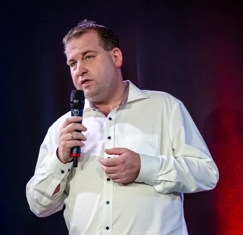 Bild: Arndt Gerhardts mit neuem Buch als Co-Autor