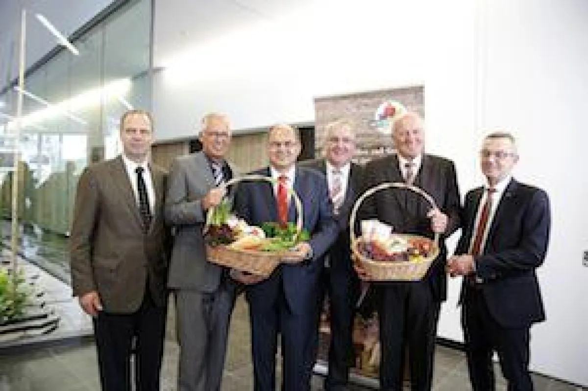 Pressebüro deutsches Obst und Gemüse/BVEO v.l.n.r. Werner Schwarz (Vizepräsident DBV), Dr. Henning E