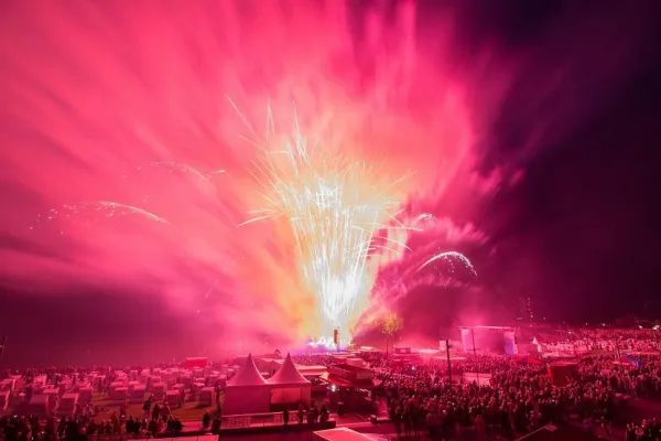 Bild: Sommerliches Eventwochenende in Büsum: Meeresleuchten, Laufvergnügen und "Klönen un Eten"