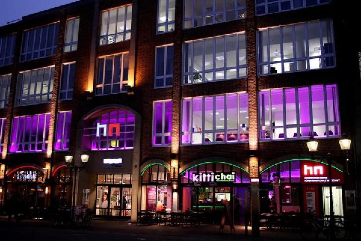 Die Hochschule Neuss liegt direkt auf dem Neusser Markt