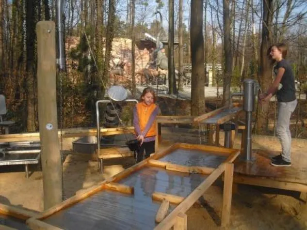 Bild: Saurierpark mit neuer Attraktion