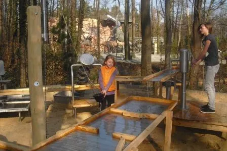 Bild: Saurierpark mit neuer Attraktion