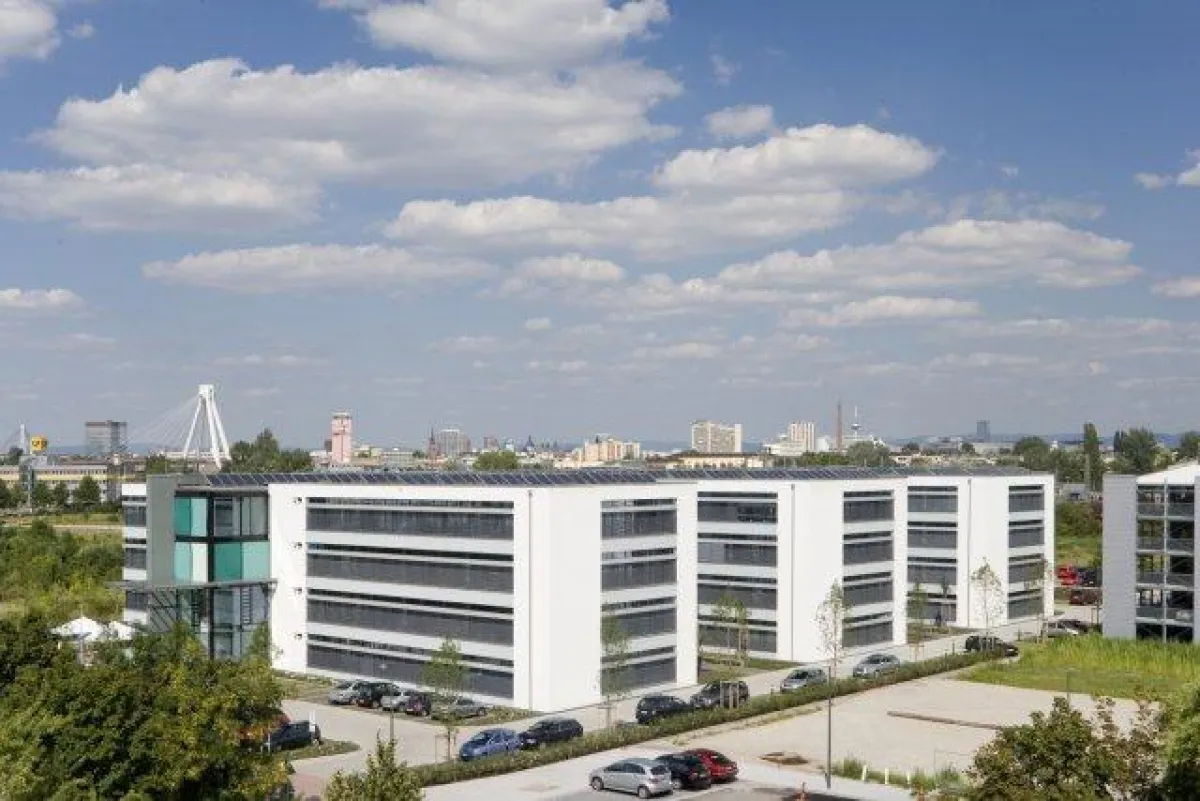 lu-teco, der weltweit größte Bürokomplex in Passivhausbauweise der GAG Ludwigshafen am Rhein. Nutzung für redaktionelle Zwecke und unter Nennung der Quelle gestattet. Quelle: IG Passivhaus Deutschland