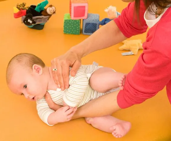 Bild: kidKG Eningen gibt Handling-Ratschlaege fuers Babys