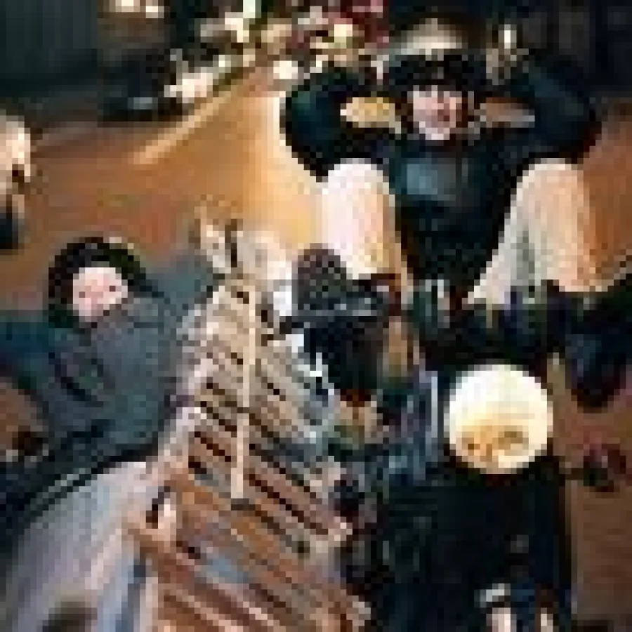 Beim nächtlichen Plakatekleben haben Hodder und sein Vater viel Spaß