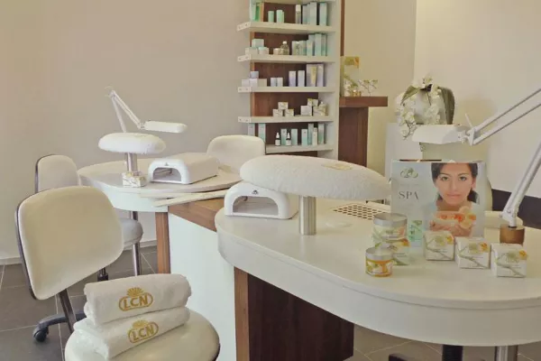 Bild: LCN Naildesign-Ausbildung in der Kosmetikschule Schäfer Gießen
