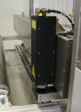 Bild: Doppelbrechung in der Produktion - Traversierende Mess-Einrichtung mit optischen Sensoren