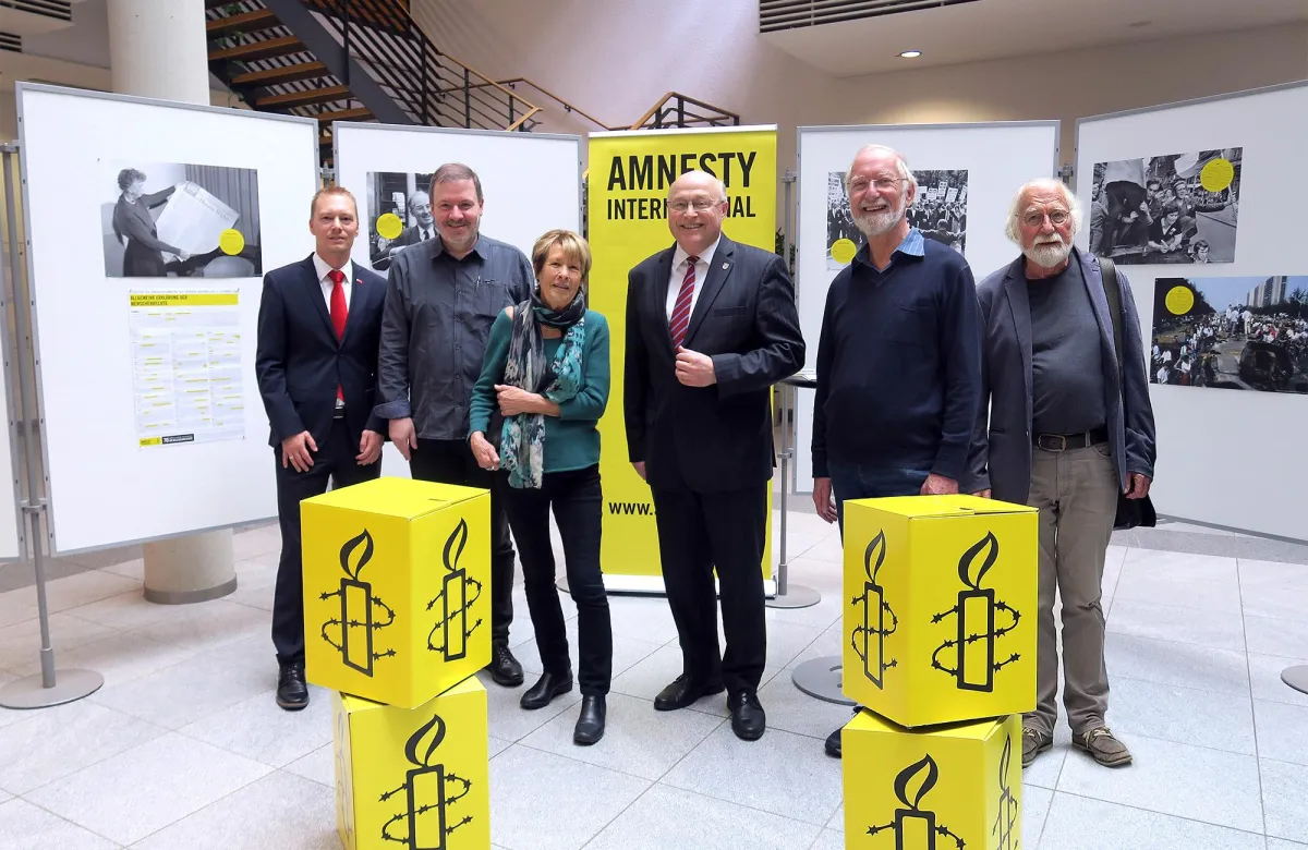 Die Amnesty-Gruppe Bad Mergentheim mit Oberbürgermeister Udo (mitte).