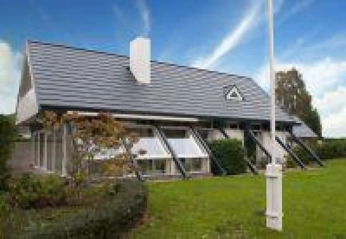 Die Quadro Icopal Dachplatte macht optisch und funktional den entscheidenden Unterschied. (Foto: Decra Dachsysteme)