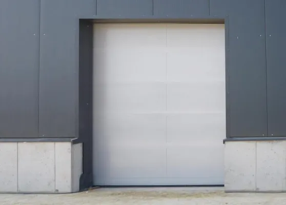 Bild: Hochwirksamer Schutz durch Einbruchschutztore. Jansen prüft erfolgreich erstes WK5 Sektionaltor.