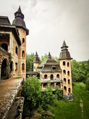 Bild: Lapalice Castle in Polen – Ein Künstler, ein Traum und die Realität