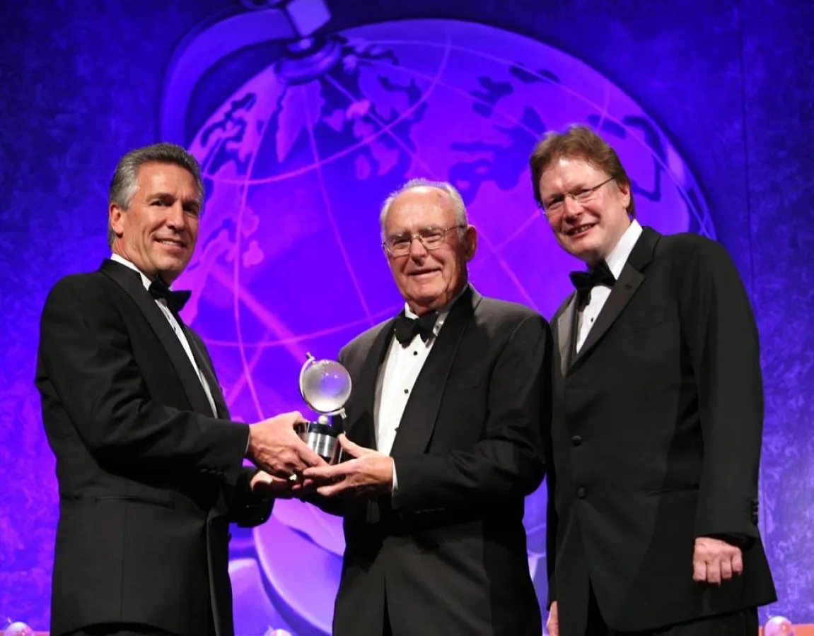 Milliardär und Intel-Gründer Gordon Moore (Mitte) bei seiner Auszeichnung mit dem Global Humanitarian Award, überreicht von Mike Splinter, CEO von Applied Materials (links), mit Peter Frieß, President