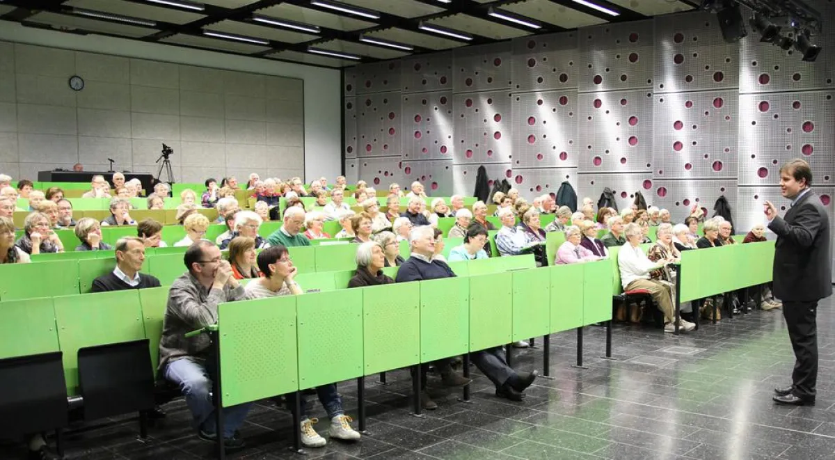 Diplom-Theologe Oliver Wirthmann (r.) referierte in der GenerationenHochschule.