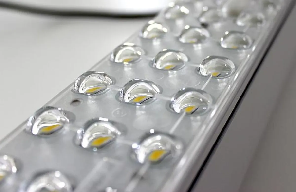 Die in Deutschland produzierte Leuchte ist mit 33 hochwertigen Samsung LED-Chips ausgestattet und me