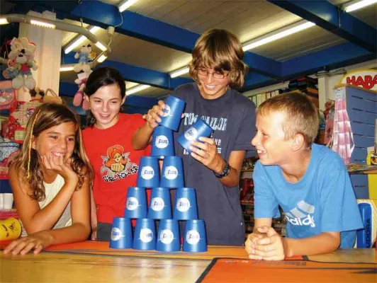 Bild: Neben Bechern werden jetzt auch Würfel gestapelt – Erhard Sport unterstützt die German Open im Sport Stacking
