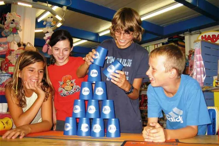 Neben Bechern werden jetzt auch Würfel gestapelt – Erhard Sport unterstützt die German Open im Sport Stacking Bild: Neben Bechern werden jetzt auch Würfel gestapelt – Erhard Sport unterstützt die German Open im Sport Stacking