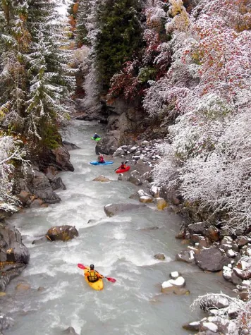Bild: Auch im Winter wird gepaddelt - Paddler sind Kälte resistent
