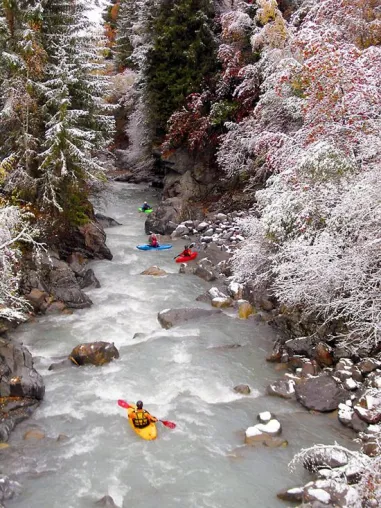 Bild: Auch im Winter wird gepaddelt - Paddler sind Kälte resistent