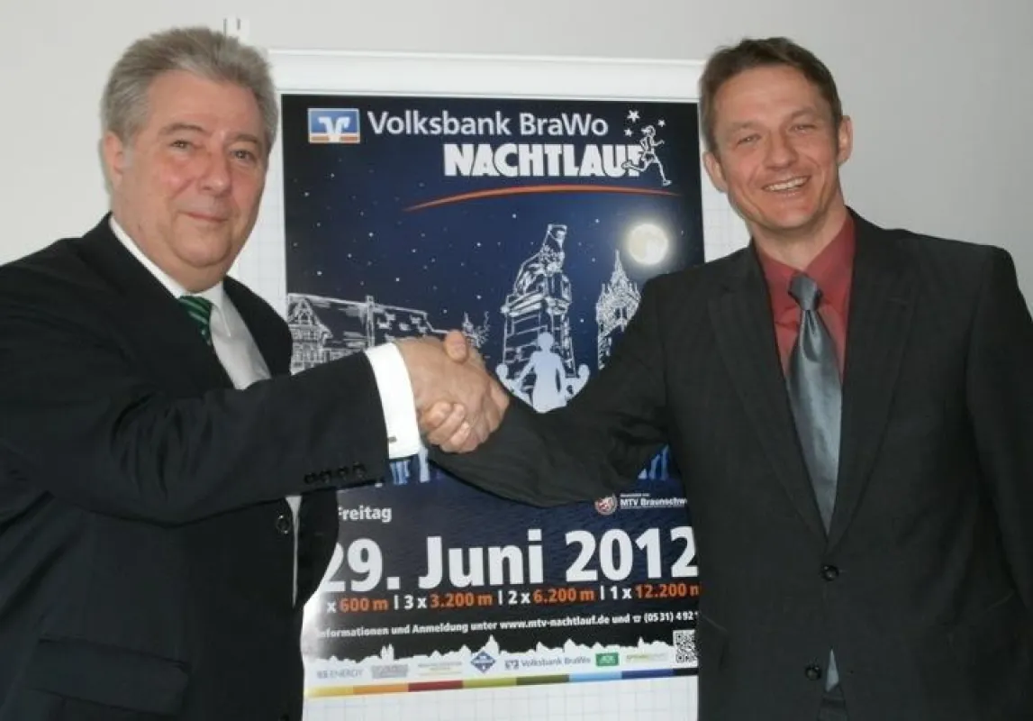 Volksbankdirektor Horst Schimke (l.) und MTV-Geschäftsführer Jörg Diekmann.