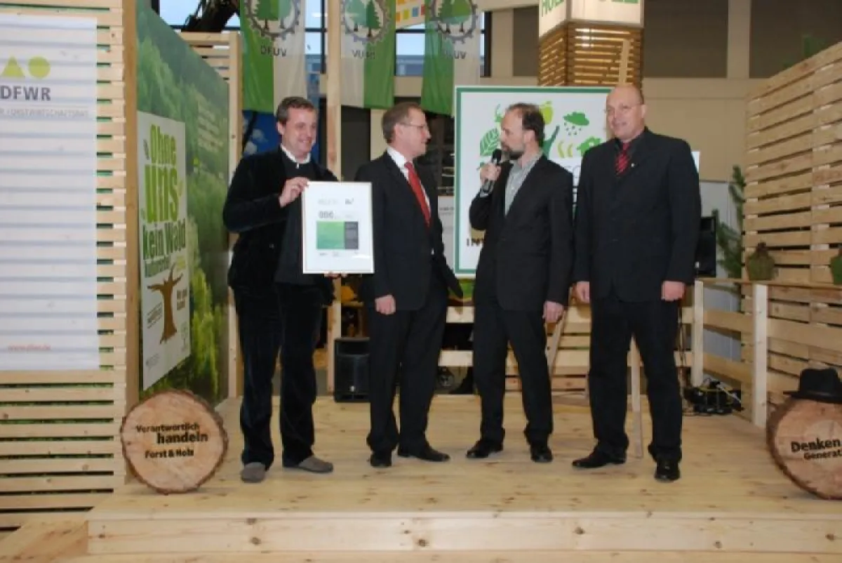 T.Winkelbauer (Architekt), B.Ihrke (Landrat), Dr. G.Wagener-Lohse (Vorsitzender LBH BB) und M.Eisfeld (GF LBH NRW) (c) Lk Barnim