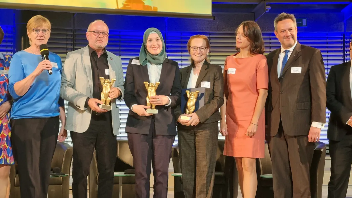 Preisträgerin Rola Khochaiche beim Deutschen Weiterbildungstag 2023 in Berlin (© Bfz-Essen GmbH)