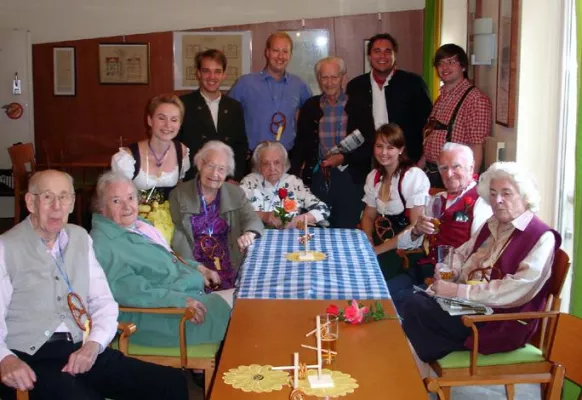 Bild: Alt und Jung in Wiesnstimmung - Die JuLis München zu Besuch im Altenheim St. Alfons
