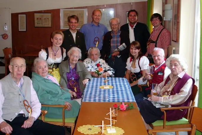 Bild: Alt und Jung in Wiesnstimmung - Die JuLis München zu Besuch im Altenheim St. Alfons