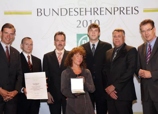 Bild: Staatssekretär Dr. Müller verleiht Kronenbrot Bundesehrenpreis in Gold
