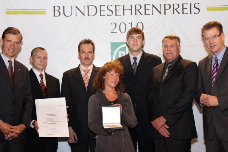 Bild: Staatssekretär Dr. Müller verleiht Kronenbrot Bundesehrenpreis in Gold