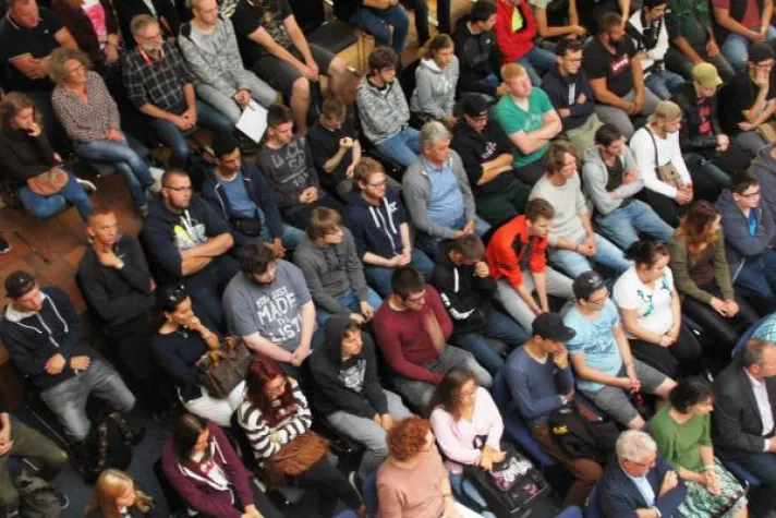 Bild: 206 junge Menschen starten in ihre berufliche Zukunft