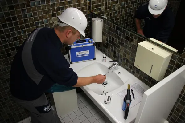 Bild: Sauberes Trinkwasser: Auch Mehrfamilienhäuser müssen künftig auf Legionellen geprüft werden