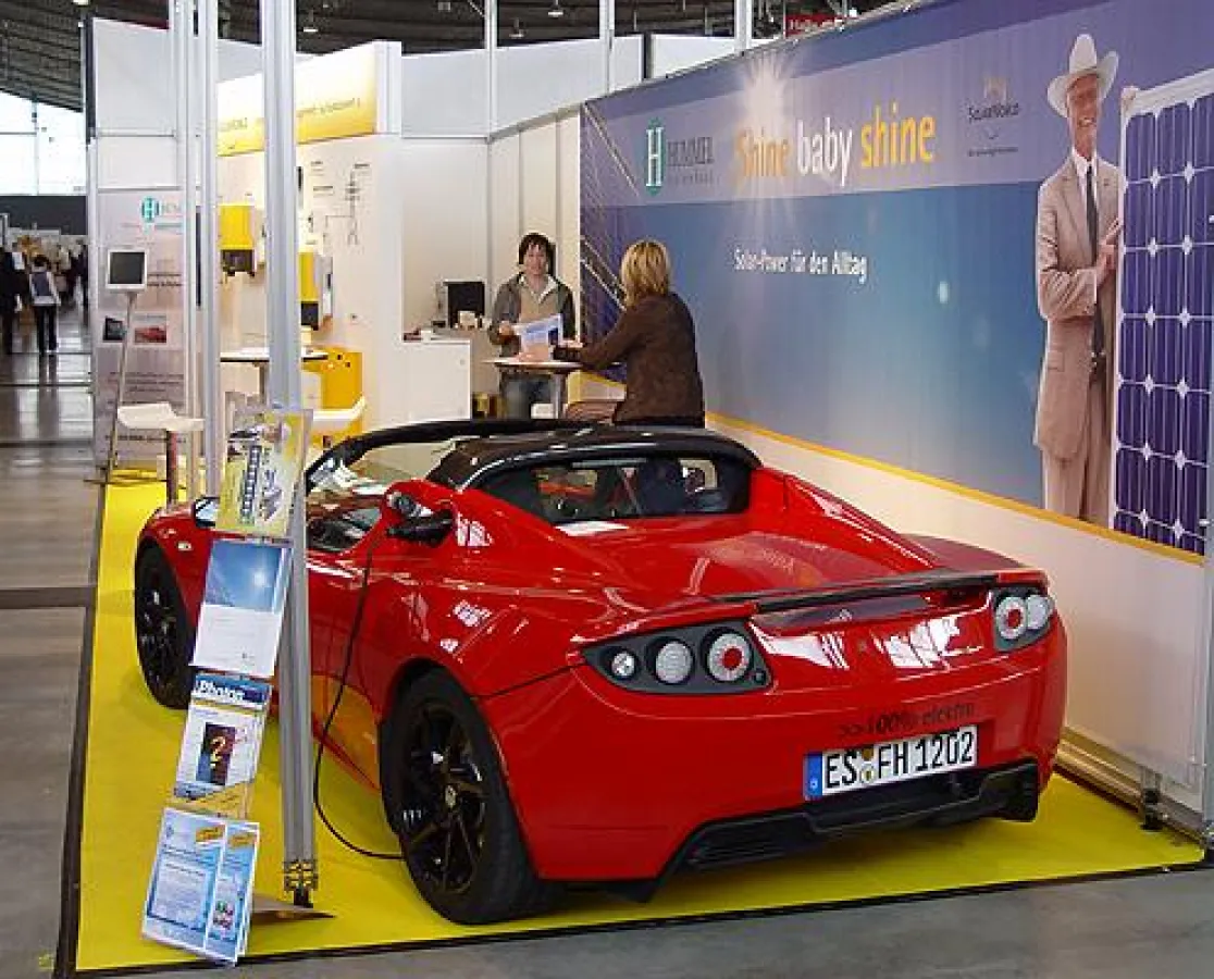 Ein Elektro-Sportwagen der Firma Tesla ? präsentiert vom Hummel Systemhaus