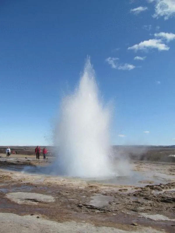 Beispielfoto Natur: Der ausbrechende geysir Strokkur auf Island (Foto: Sven Betting)