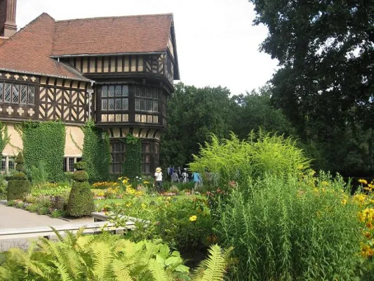 Bild: Lizenz zur Führung – Berliner Stadtführer Cliewe Juritza im Schloss Cecilienhof und im Park Sanssouci