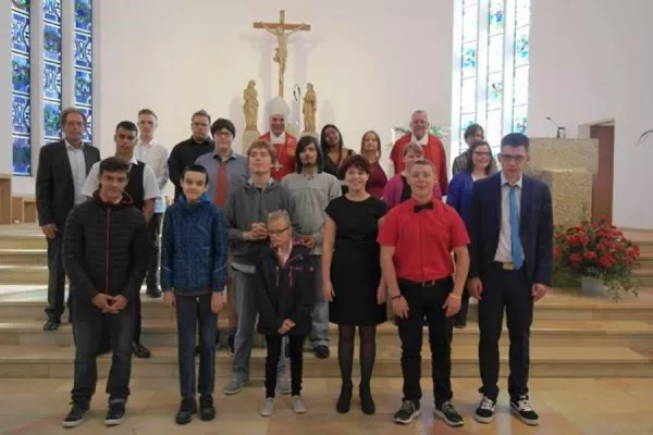 Bild: Junge Menschen erhalten in Liebenau die Firmung