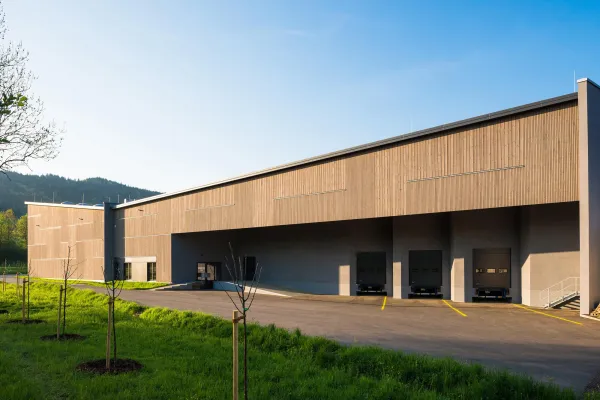 Bild: Hochprozentiges in Holz gehüllt