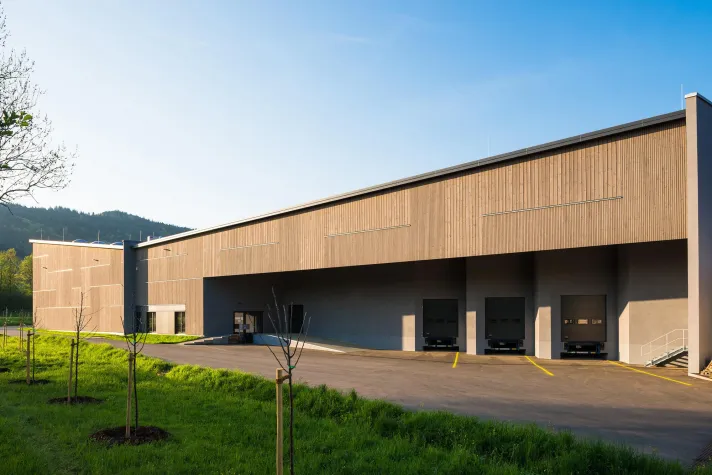 Bild: Hochprozentiges in Holz gehüllt