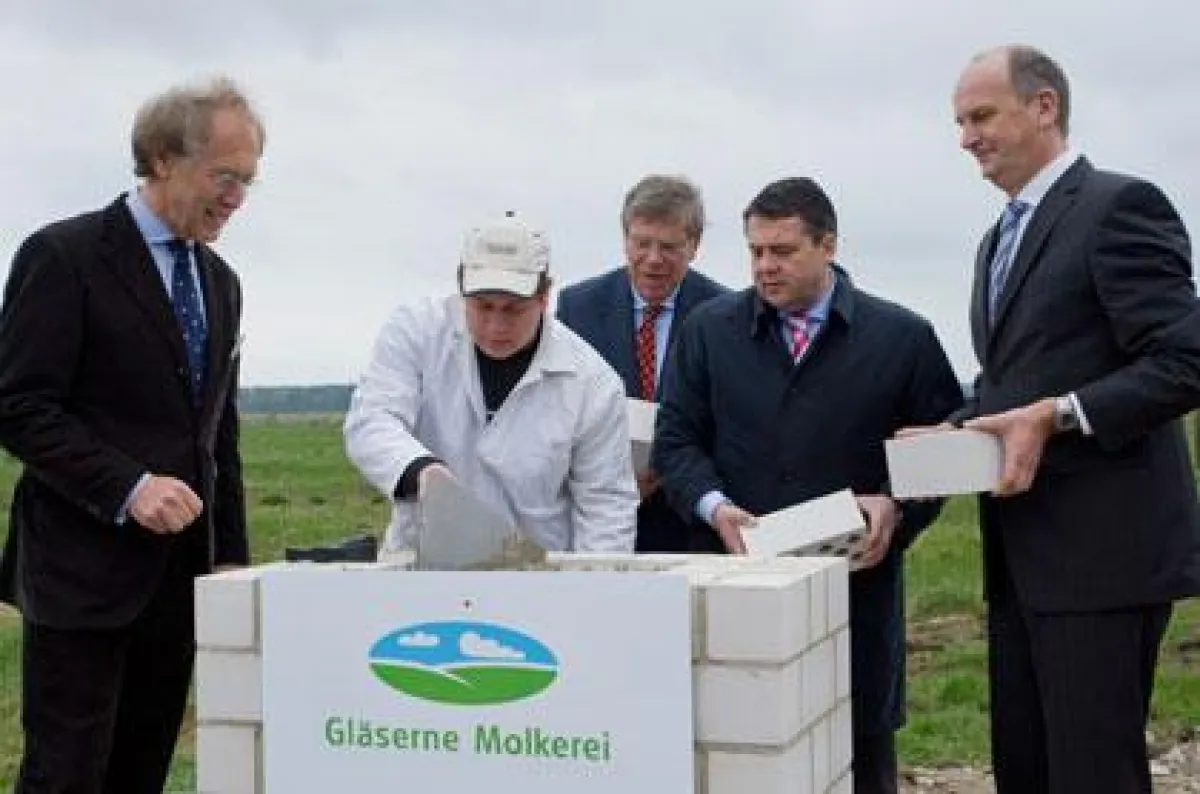 v.l.n.r. Hubert Böhmann (GF Gläserne Molkerei GmbH), Michael Felchow (La-ge-bau Wriezen), Dr. Peter Danckert (Mitglied des Deutschen Bundestages), Sigmar Gabriel (BM für Umwelt, Naturschutz und Reakto