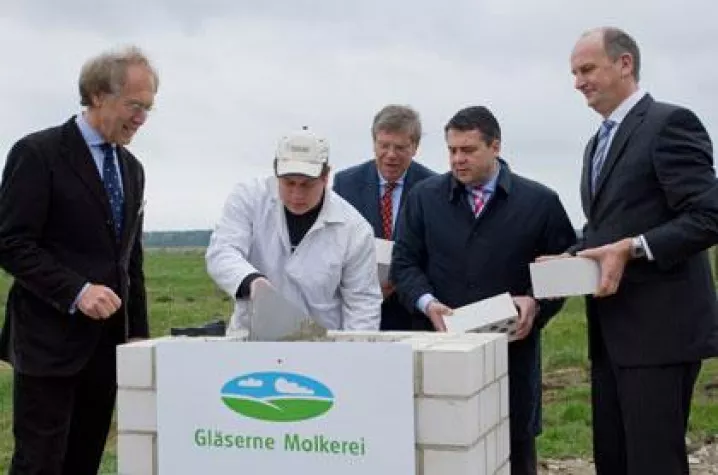 Gläserne Molkerei vor den Toren Berlins Bild: Gläserne Molkerei vor den Toren Berlins