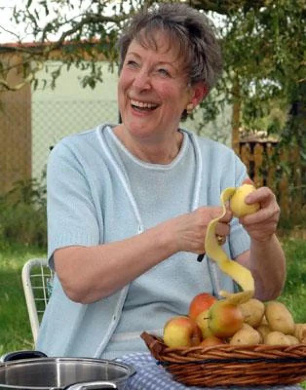 Sigrid Rau beim Kartoffelschälen. Foto: KLICK-Germany