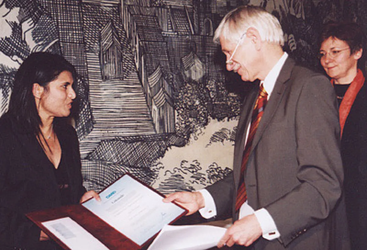 RFH-Studentin Azleena Ibrahim erhält von Prorektor Prof. Dr.-Ing. Bernd Harjes und der Prorektorin Prof. Dr. Almut Schlesinger den DAAD-Preis überreicht.